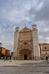 fachada de la bonita iglesia conventual de San Pablo en la ciudad de Valladolid, España