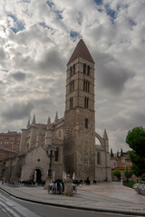 fachada de la bonita iglesia de Santa María la antigua en la ciudad de Valladolid, España