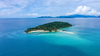 Obraz premium Beautiful tropical island koh Kham, white sand beach with volcanic rocks, near koh Mak, Trat, Thailand