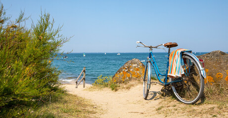 Vieux vélo bleu en bord de mer sur le littoral Français.