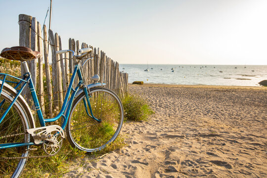 Vieux v&eacute;lo bleu sur les plage en France.