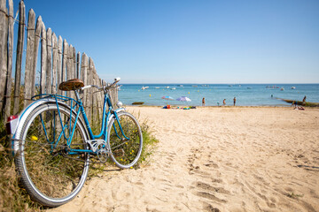 Vieux vélo bleu en bord de mer sur les plages de France. - obrazy, fototapety, plakaty