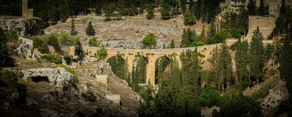 Fototapeta na wymiar Alte Brücke in Gravina Italien, Drehort für James Bond Film, No Time To Die, Panoramafoto