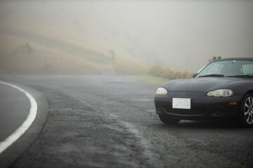 Fototapeta na wymiar 霧の中をドライブ