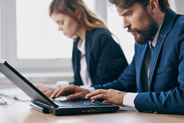 Obraz premium managers sitting in front of a laptop teamwork professionals