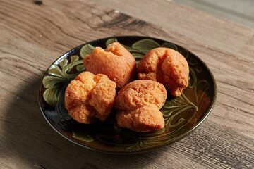 沖縄のおやつ、揚げたてサクサクのサーターアンダギー(砂糖天ぷら)