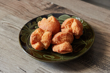 沖縄のおやつ、揚げたてサクサクのサーターアンダギー(砂糖天ぷら)