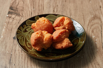 沖縄のおやつ、揚げたてサクサクのサーターアンダギー(砂糖天ぷら)