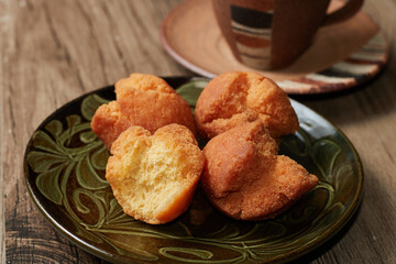 沖縄のおやつ、揚げたてサクサクのサーターアンダギー(砂糖天ぷら)