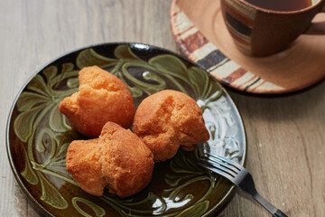 沖縄のおやつ、揚げたてサクサクのサーターアンダギー(砂糖天ぷら)