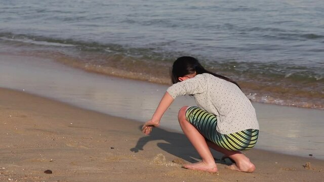 夏のビーチで海遊びしている可愛い子供