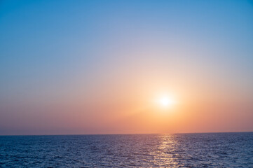 日本海に昇る美しいオレンジ色の朝日