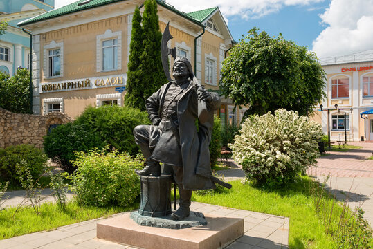 Monument to the Kashira Streltsy ( Russian firearm infantry). The sculpture symbolizes the heroic deed of 200 Kashira Streltsy in 1572, who managed to stop the 120 thousandth Turkish-Crimean army