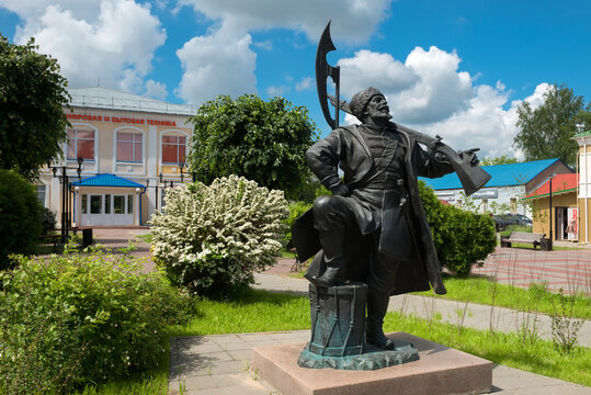 Monument to the Kashira Streltsy ( Russian firearm infantry). The sculpture symbolizes the heroic deed of 200 Kashira Streltsy in 1572, who managed to stop the 120 thousandth Turkish-Crimean army