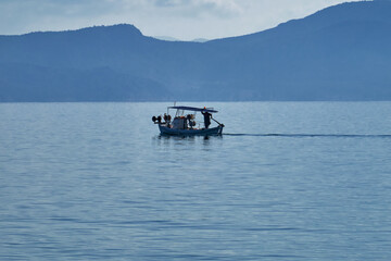 Blaue Stunde, Fischerboot, Saronischer Golf, Peloponnes, Griechenland.