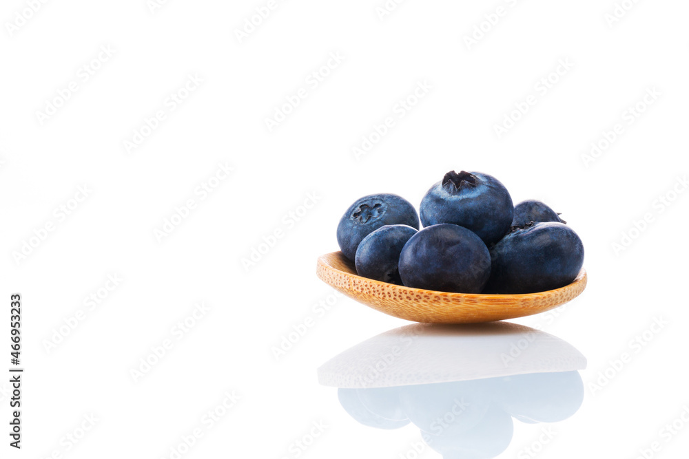 Wall mural Blueberries isolated on white background