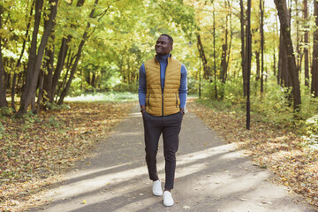 Obraz premium Hipster african american man walking in autumn park