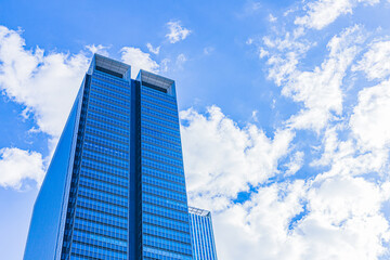 青空にそびえるビル
