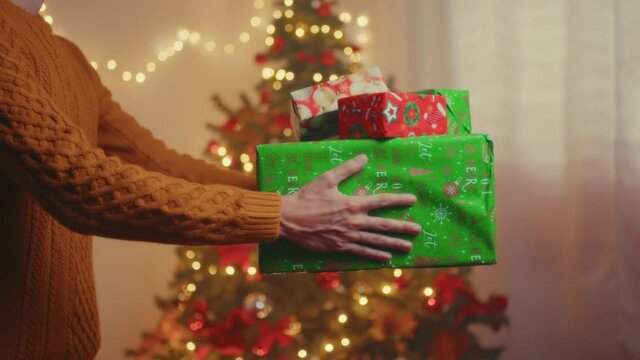 Regalo pacco di Natale con albero nella stanza
