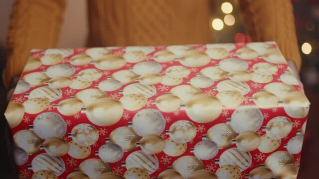 Regalo pacco di Natale con albero nella stanza