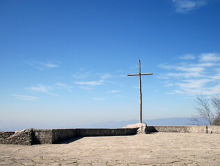 Terrazza panoramica dell'Eremo di San Francesco con crocefisso di legno e cielo