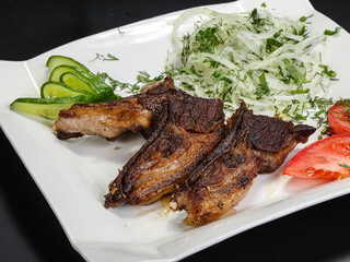 Grilled lamb chops served onion