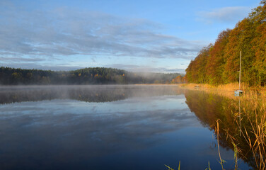 Fototapeta na wymiar autumn fog on the lake