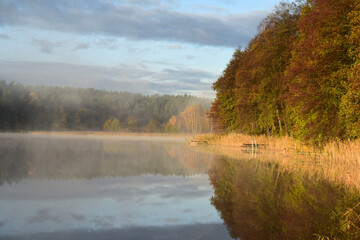 Fototapeta na wymiar lake and morning autumn fog