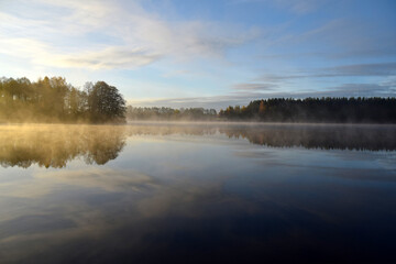 Fototapeta na wymiar autumn fog on the lake