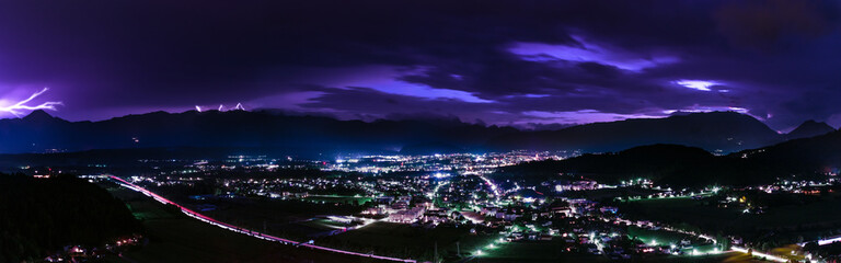 Fototapeta premium Wunderschöne Aussicht über Villach von der Burg Landskron
