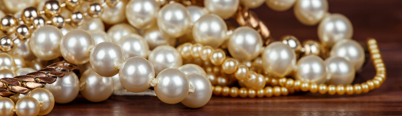 Christmas gift jewelry shopping for women, beautiful white gold pearls banner