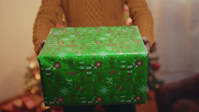 Regalo pacco di Natale con albero nella stanza