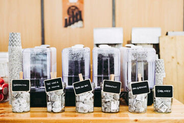 Différents sachets de thé à déguster sur un comptoir de café