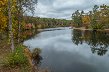 Fototapeta na wymiar Fall colors at the lake