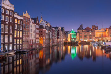 Naklejka premium Amsterdam, Netherlands in Damrak at Night