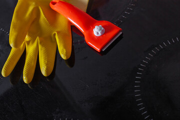 Scraper for cleaning glass ceramics and rubber glove for cleaning glass ceramic panel