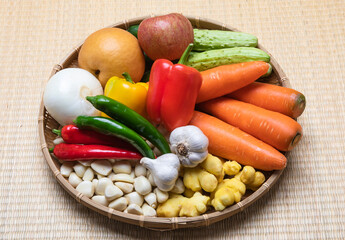 fresh vegetables, fruits and ingredients used in kimchi and kimchi seasoning
김치, 김장 양념속 재료인 신선한 채소와 과일과 재료들

