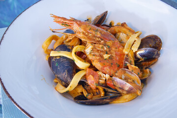 Linguine con scampi, gamberi, cozze e vongole