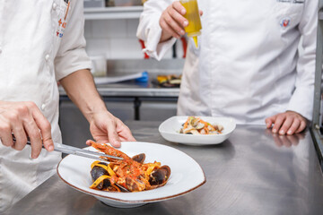 Linguine con scampi, gamberi, cozze e vongole
