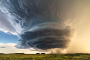 Supercell storm clouds and severe weather - obrazy, fototapety, plakaty