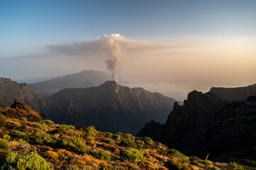 View from the Roque de los Muchachos of the smoke and ash column of the volcano of Cumbre Vieja © Marcos