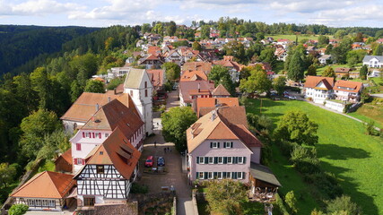 Blick vom Turm der Burgruine in Bad Teinach-Zavelstein auf Zavelstein, der kleinsten Stadt Württembergs im Kreis Calw	