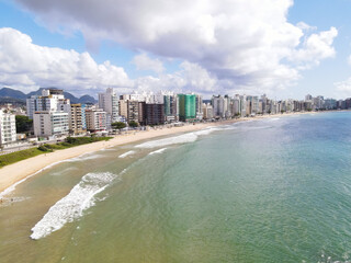 Imagem de a&eacute;rea da Praia em um dia ensolarado de ver&atilde;o. Com a Praia da Cerca e condom&iacute;nio Aldeia da Praia ao fundo. Litoral Sul do Estado do Esp&iacute;rito Santo.