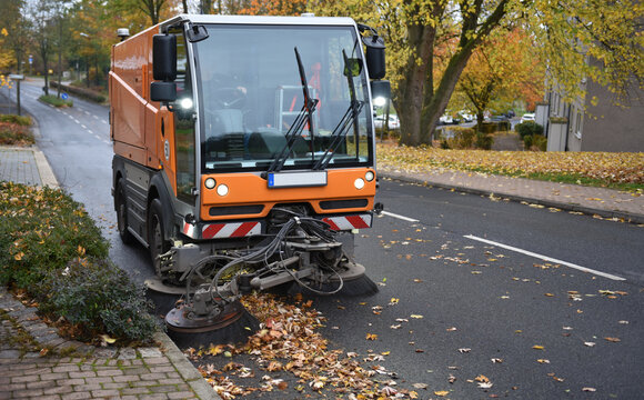 Kehrmaschine im Herbst 