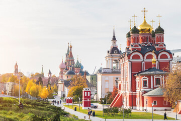 Fototapeta na wymiar view of the Kremlin Moscow Zaryadye Park sunny day autumn