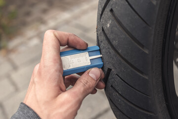 Motorrad Profiltiefe Vorderreifen mittig