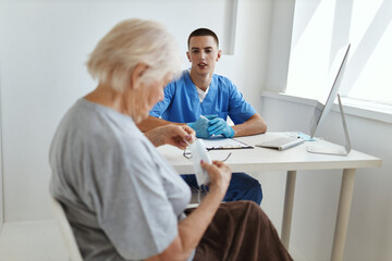 Obraz premium elderly woman talking to doctor health care