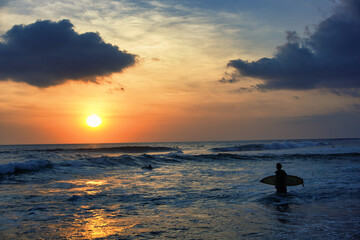 Surfer am Strand in Canggoo, Bali