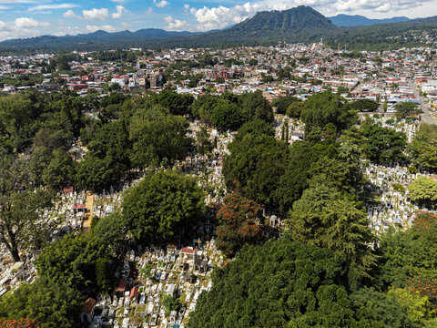 Vista panoramica de Uruapan, Michoacan desde el cementerio.