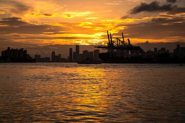 Obraz premium Beautiful sunset in downtown Miami, Florida.